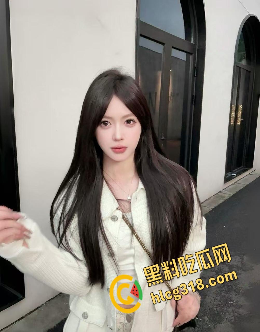 抖音御姐网红【云情sama】，极品女S在外网找ATM男奴，跪在地上舔脚调教，享受的同时还有高额收入你想去吗 ?-3