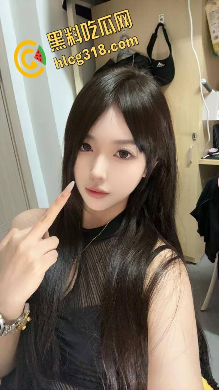 抖音御姐网红【云情sama】，极品女S在外网找ATM男奴，跪在地上舔脚调教，享受的同时还有高额收入你想去吗 ?-4