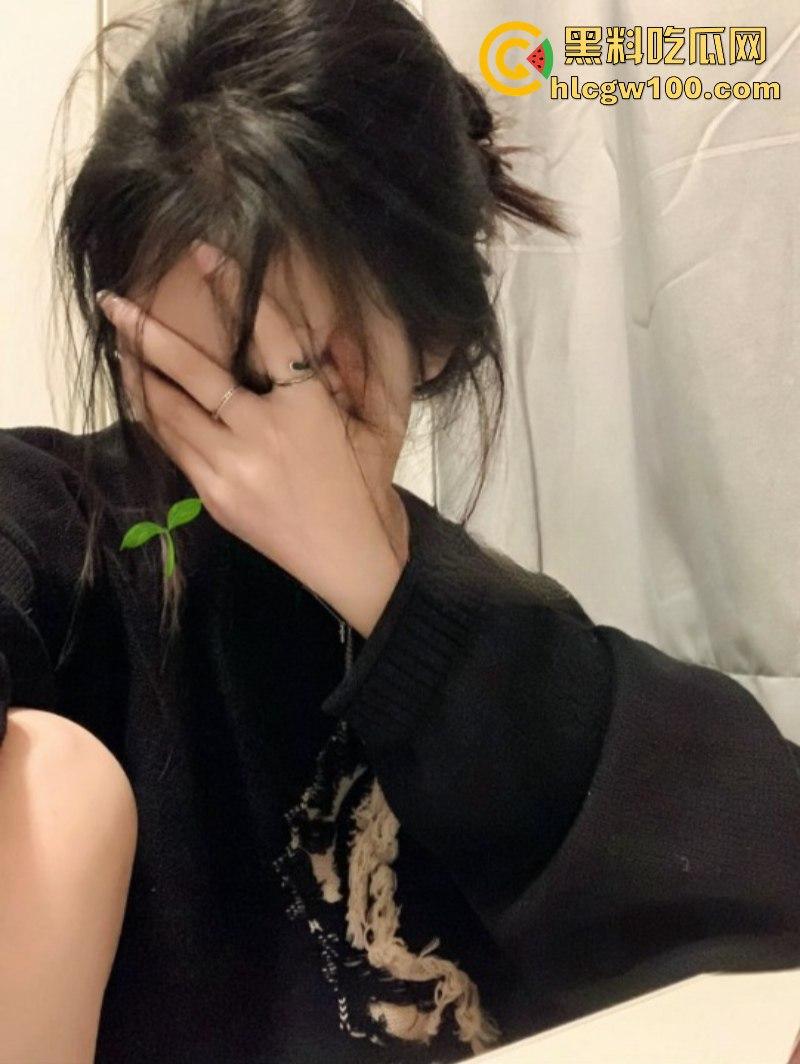 推特博主绿帽龟圈养母畜【丫头呀】供单男s随意玩弄 掰逼求操 口爆咽精又喝尿尺度惊人-13