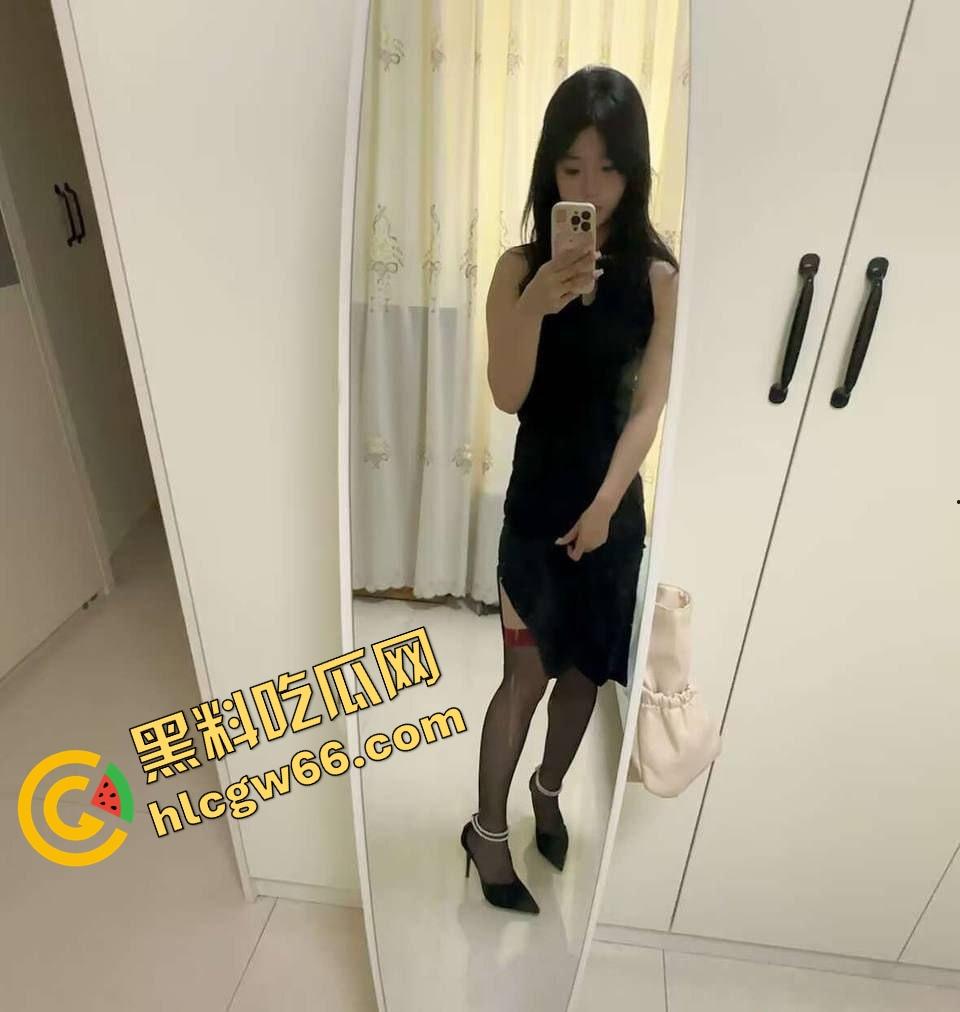 山东青岛06年高三嫩妹【胡雯欣】清纯皮下藏淫母狗，性欲烧脑被网友远程调教一个月，浪成烂洞满手淫水嗷嗷求干！-1