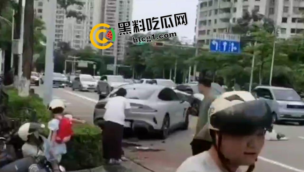 小米SU7首场惨案！一死三伤 疑似刹车失控  难道要变成中国版特斯拉 现场视频流出-4