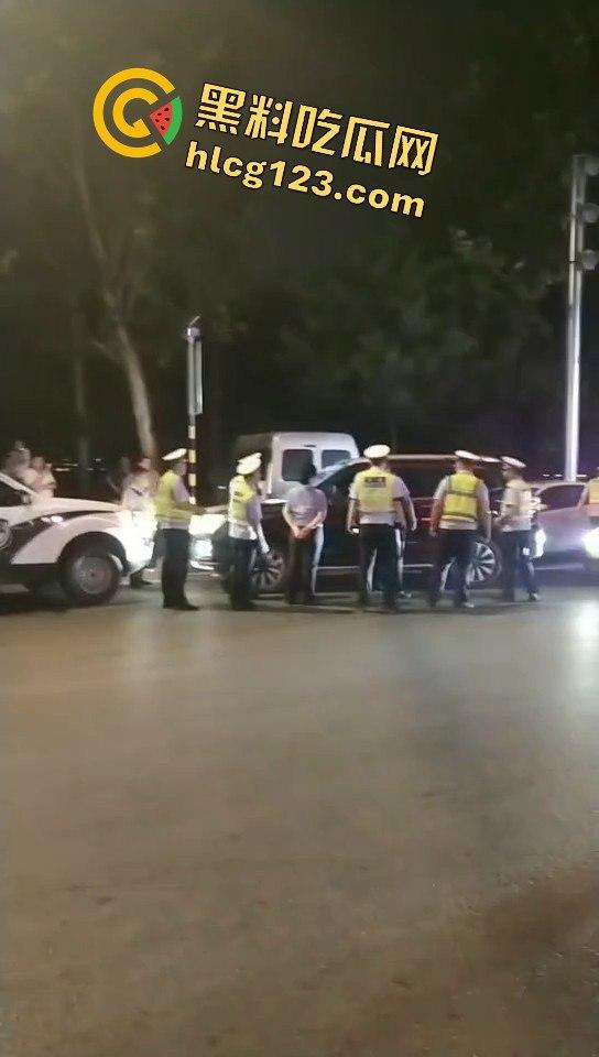 临沂郯城惊现硬核酒驾！司机拒不配合，交警无奈砸玻璃强制处理-1