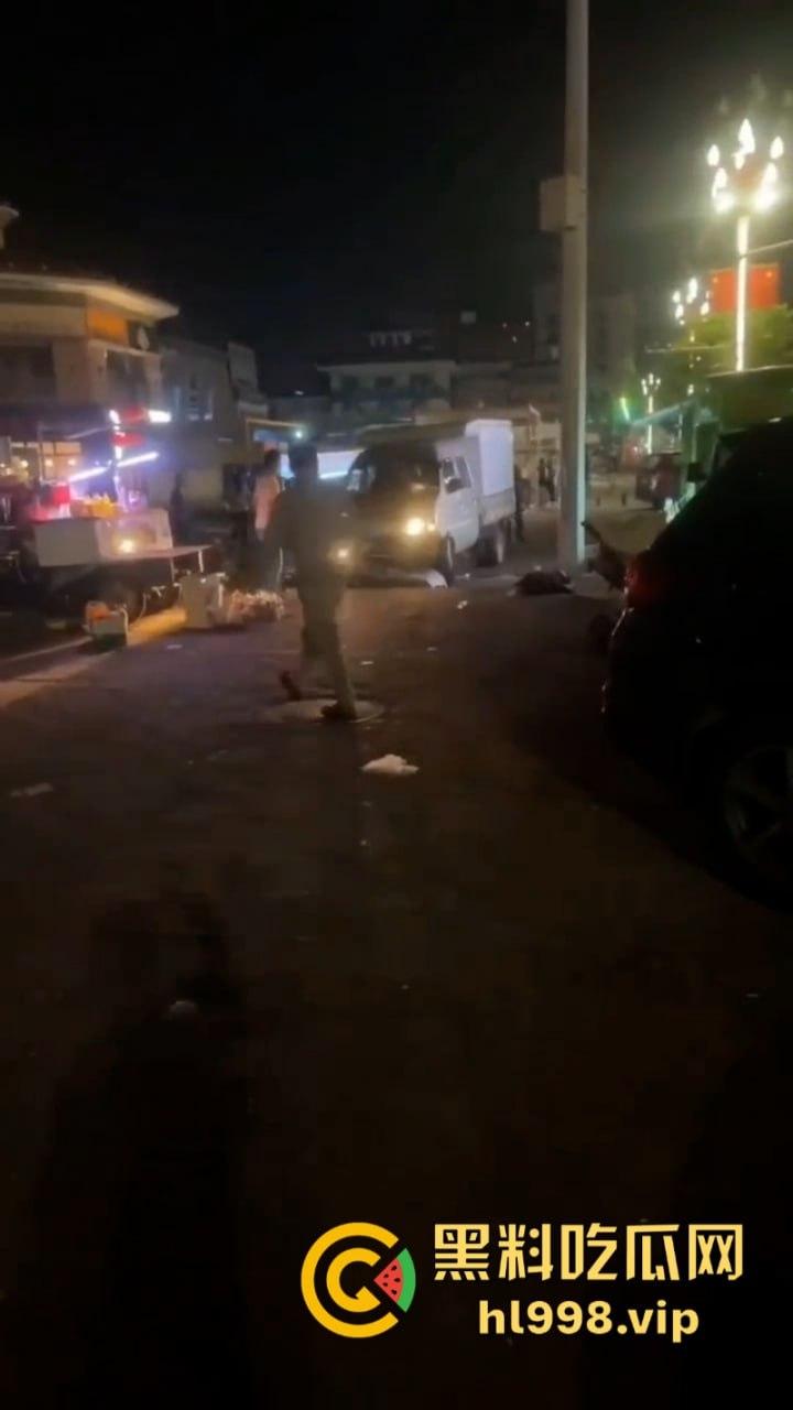 摆个摊你拼什么命啊？ 广东女老板为争摊位被男子当街砍杀  视频曝光血腥砍头过程-7