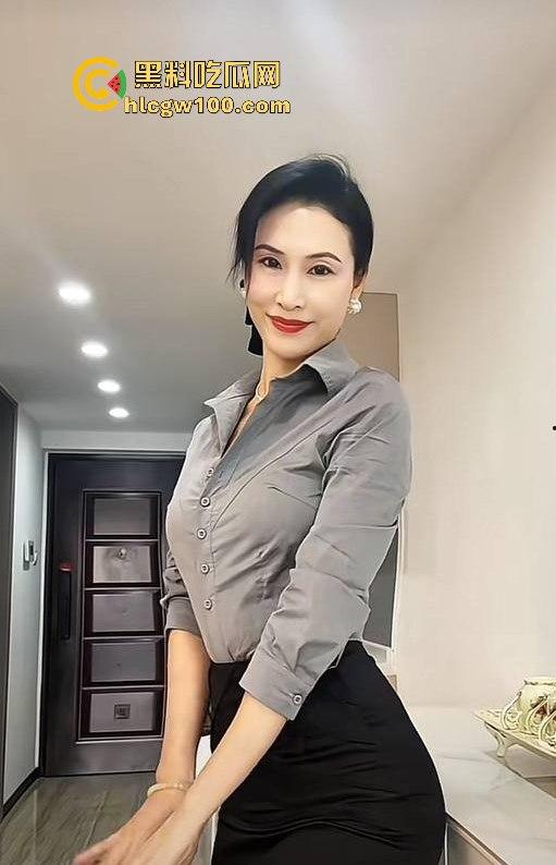 抖音成熟御姐【魔都女人俗称魔女】不良视频曝光，极品尤物风情万种啪啪漏奶，成熟女人的魅力太吸引人了！-9