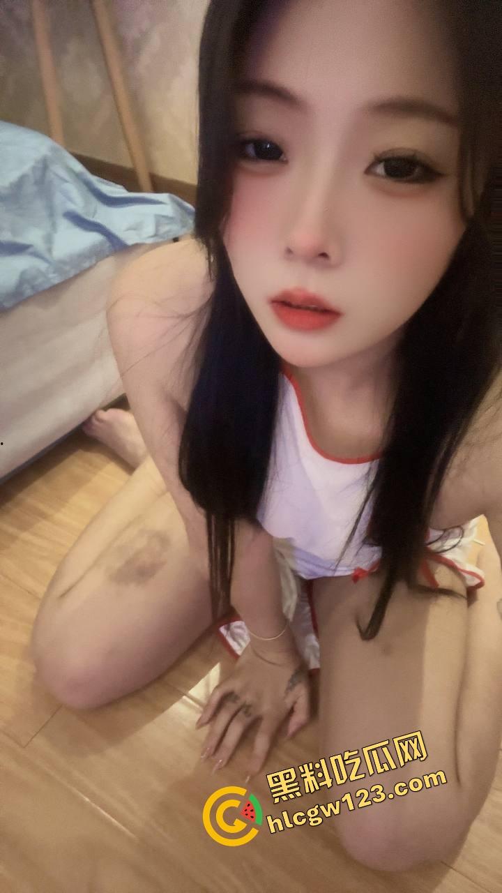 年少不知少妇香，错把少女当宝藏，发情少妇一瓶锐澳下肚就发骚，小眼一眯就自己脱了开裆裤，逼湿得流到沙发腿！-4