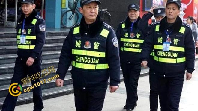 新疆男子勇斗城管！刀光闪烁，威风凛凛，城管悲惨跪地求饶，差点命丧黄泉！-1