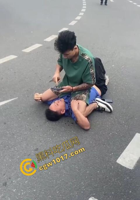 新疆男子勇斗城管！刀光闪烁，威风凛凛，城管悲惨跪地求饶，差点命丧黄泉！-3