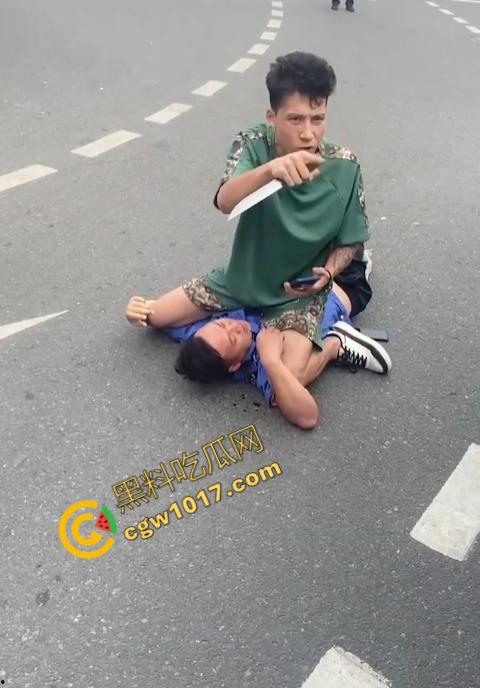 新疆男子勇斗城管！刀光闪烁，威风凛凛，城管悲惨跪地求饶，差点命丧黄泉！-4