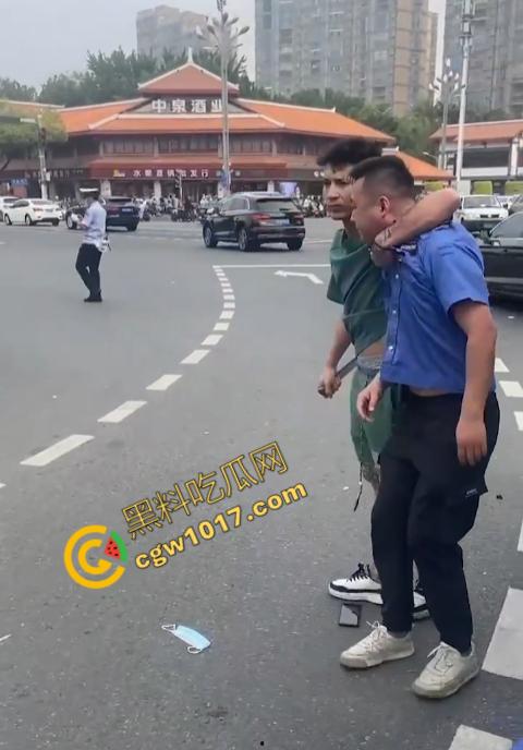 新疆男子勇斗城管！刀光闪烁，威风凛凛，城管悲惨跪地求饶，差点命丧黄泉！-6