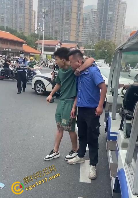 新疆男子勇斗城管！刀光闪烁，威风凛凛，城管悲惨跪地求饶，差点命丧黄泉！-8