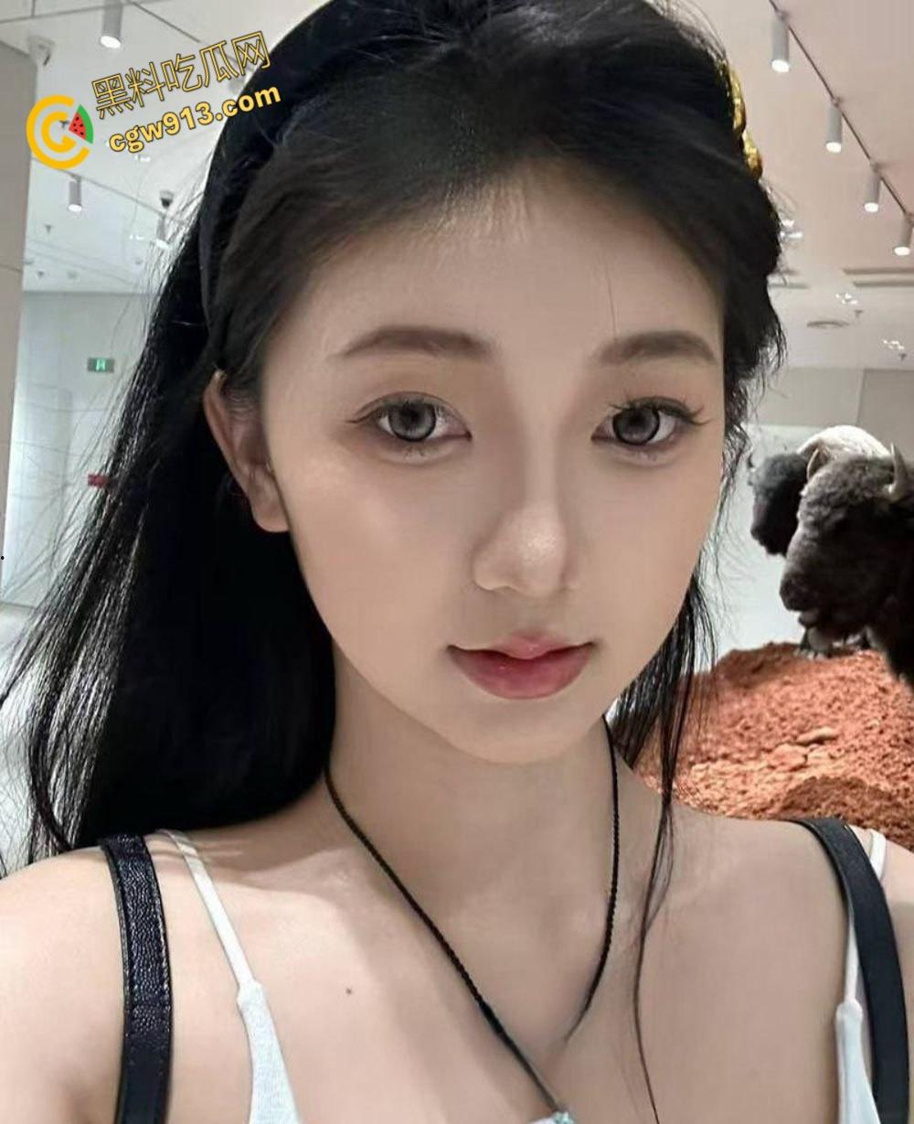 湖南师范学院高冷校花【李欣】，带眼镜舔弄大屌，金主肉屌滑出阴道，娇媚浪叫求继续，终被内射 ！-3