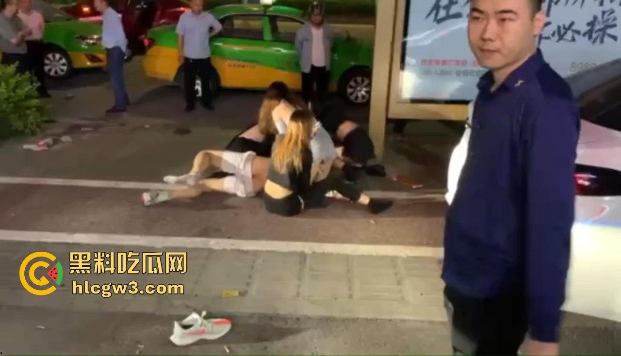 男子喊四妹陪酒却赖账！街头被扒衣暴打，黑衣辣妹怒出手，奶子甩飞，路人看得赚大发！-2