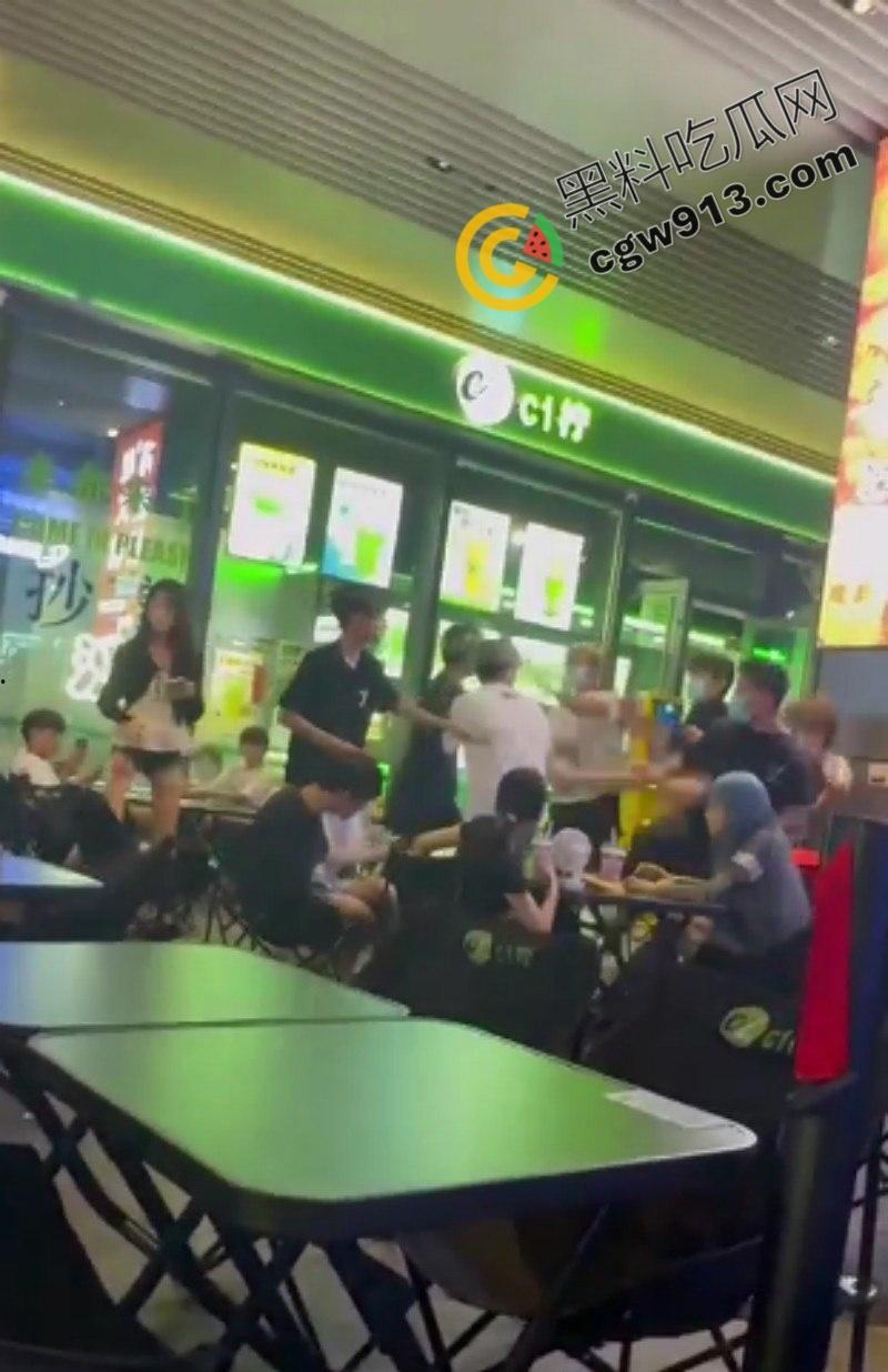 四川成都万达广场上演现实版古惑仔血战，精神小伙火爆互殴，商场一片狼藉，网友直呼比电影更震撼-3