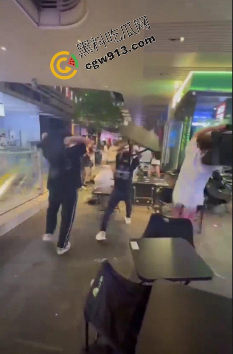 四川成都万达广场上演现实版古惑仔血战，精神小伙火爆互殴，商场一片狼藉，网友直呼比电影更震撼-4