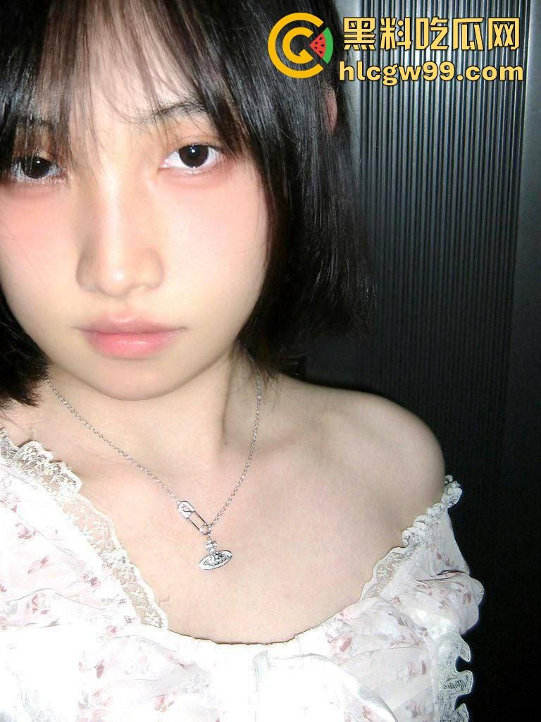 江西短发萌妹【孙怡】私密照疯传,掰穴露骚逼给男友拍,学校学霸家里宝,清纯小处女实际逼都黑了!-4