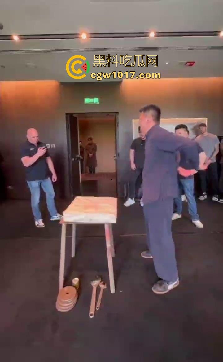 通背拳传人赵鸿刚参加UFC扇耳光大赛被对手KO!曾以为在耳光大赛上无敌的武功,没想到是这种下场,真是花拳秀腿!-3