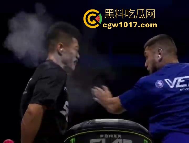 通背拳传人赵鸿刚参加UFC扇耳光大赛被对手KO!曾以为在耳光大赛上无敌的武功,没想到是这种下场,真是花拳秀腿!-7