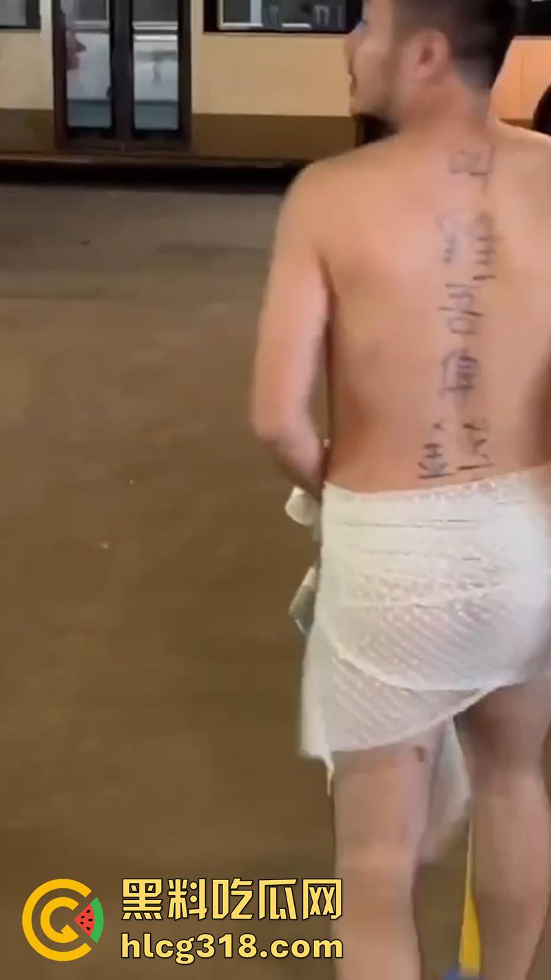 香港小伙白嫖吃霸王鸡,连吃三次翻车被大哥围堵,逼迫在旺角裸奔,身上写满侮辱文字!-3