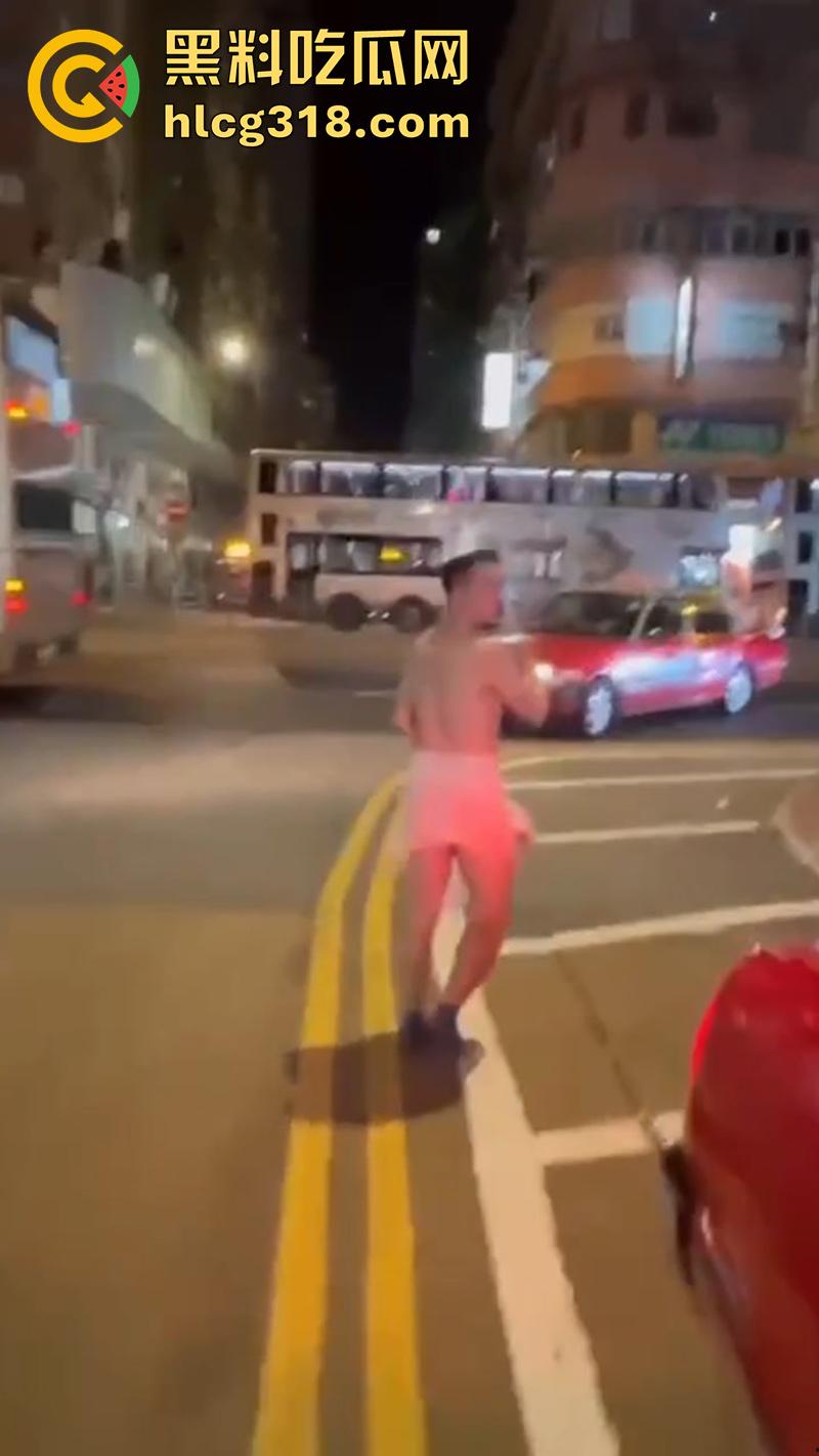 香港小伙白嫖吃霸王鸡,连吃三次翻车被大哥围堵,逼迫在旺角裸奔,身上写满侮辱文字!-4