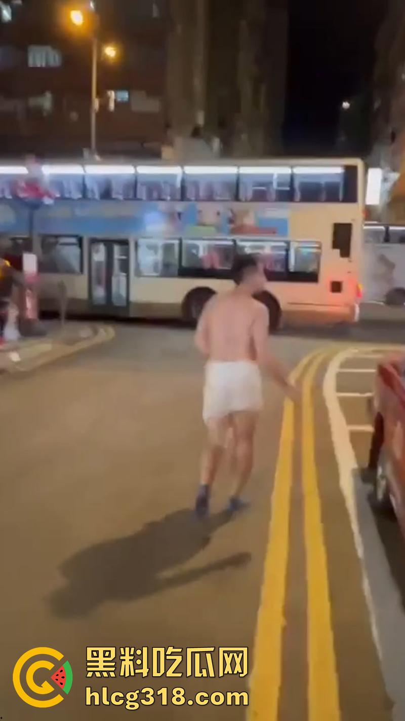 香港小伙白嫖吃霸王鸡,连吃三次翻车被大哥围堵,逼迫在旺角裸奔,身上写满侮辱文字!-6