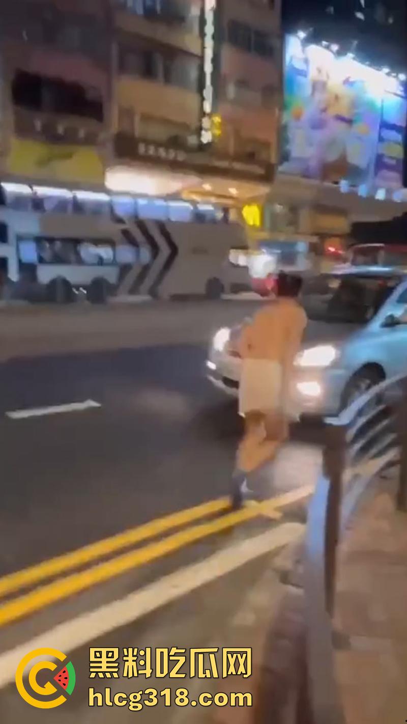 香港小伙白嫖吃霸王鸡，连吃三次翻车被大哥围堵，逼迫在旺角裸奔，身上写满侮辱文字！-7