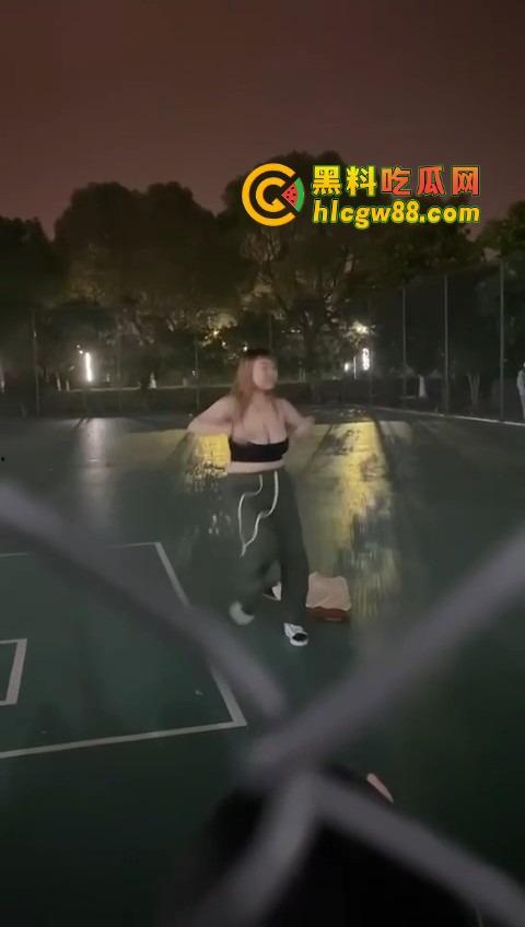广州暨南大学篮球场场惊现大奶学妹热舞，吊带扛不住巨乳狂甩，一甩一甩直接当场甩出来！-5