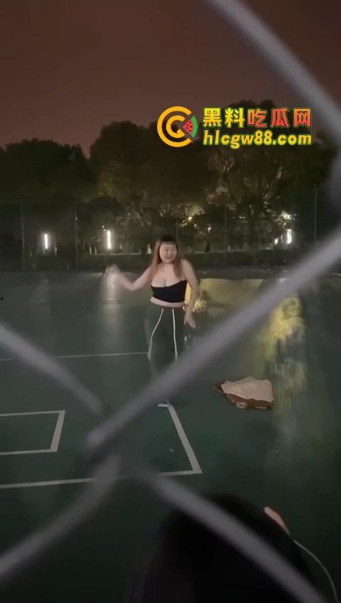 广州暨南大学篮球场场惊现大奶学妹热舞，吊带扛不住巨乳狂甩，一甩一甩直接当场甩出来！-7