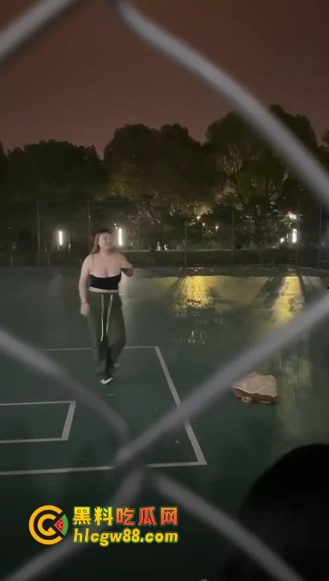 广州暨南大学篮球场场惊现大奶学妹热舞，吊带扛不住巨乳狂甩，一甩一甩直接当场甩出来！-8