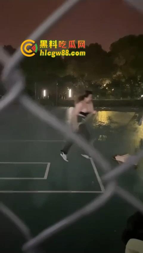 广州暨南大学篮球场场惊现大奶学妹热舞，吊带扛不住巨乳狂甩，一甩一甩直接当场甩出来！-12