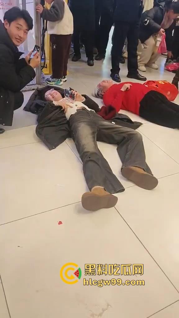 山东临沂兰陵县万达广场老太太与女大学生吵架碰瓷,两人同时躺地,棋逢对手,老太太碰到硬茬了-3