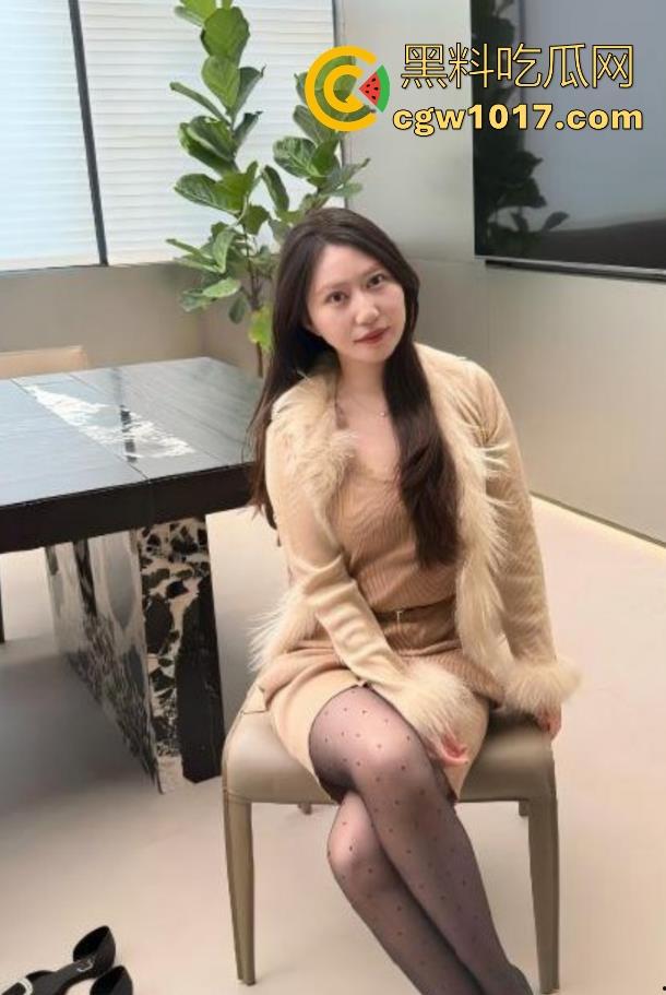 海角乱伦!与嫂子KTV包厢激情偷欢,性感白丝骑乘猛插,全裸开嗓边唱边操全程极度刺激!-1