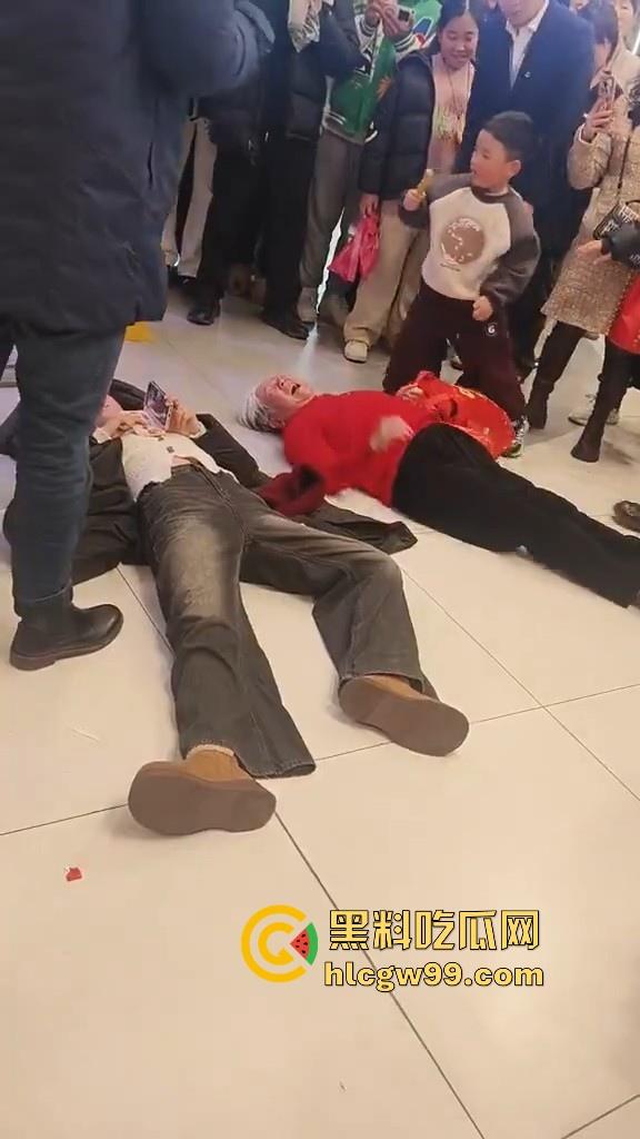 山东临沂兰陵县万达广场老太太与女大学生吵架碰瓷,两人同时躺地,棋逢对手,老太太碰到硬茬了-5