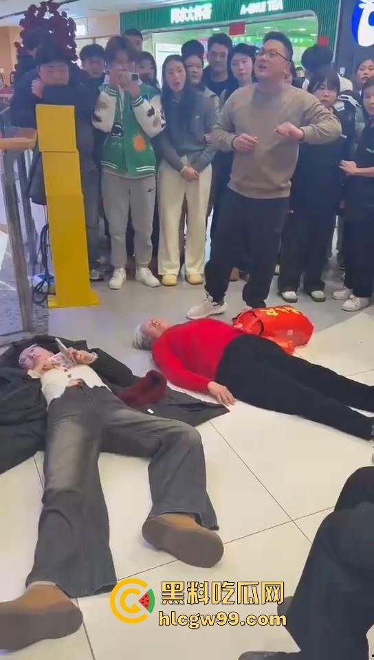 山东临沂兰陵县万达广场老太太与女大学生吵架碰瓷,两人同时躺地,棋逢对手,老太太碰到硬茬了-6