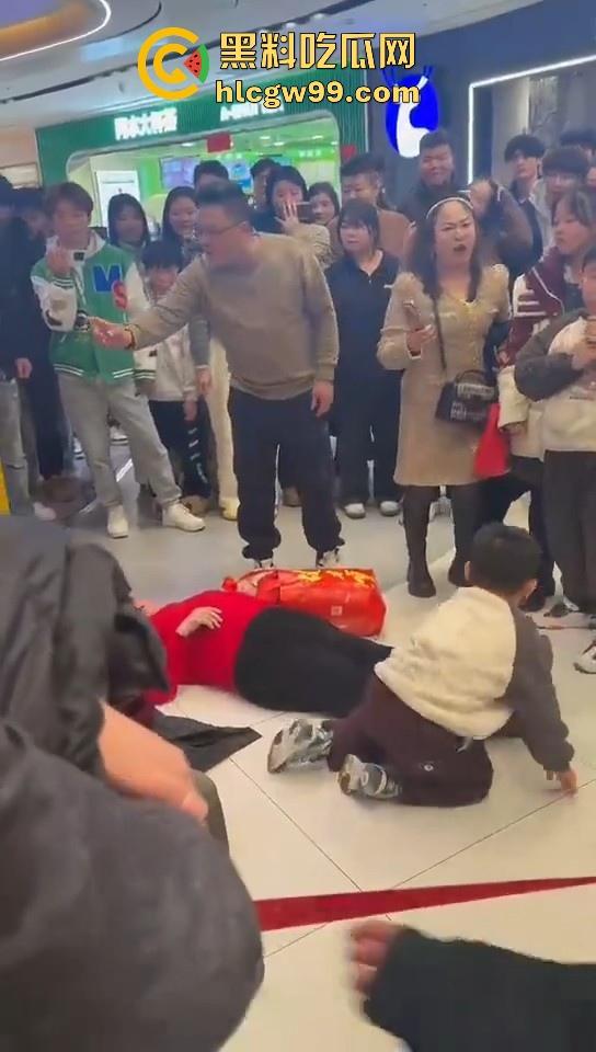 山东临沂兰陵县万达广场老太太与女大学生吵架碰瓷,两人同时躺地,棋逢对手,老太太碰到硬茬了-8