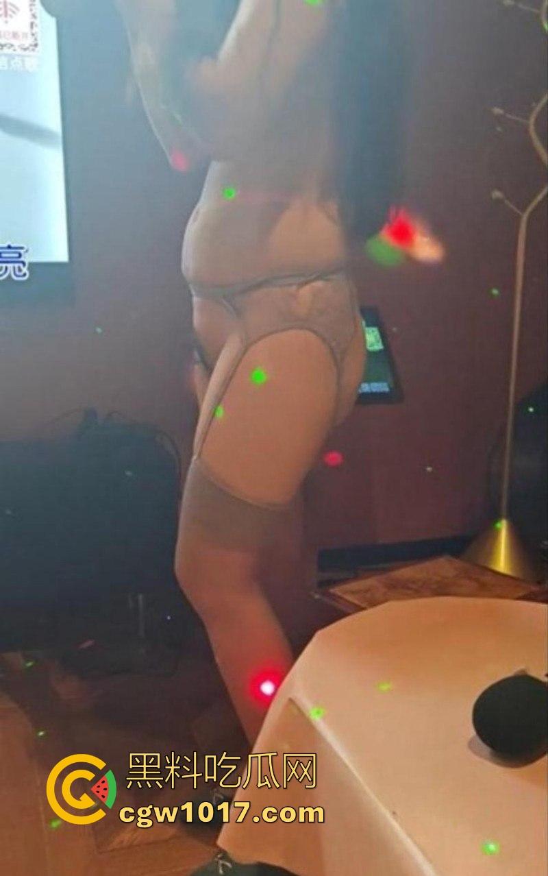 海角乱伦!与嫂子KTV包厢激情偷欢,性感白丝骑乘猛插,全裸开嗓边唱边操全程极度刺激!-6