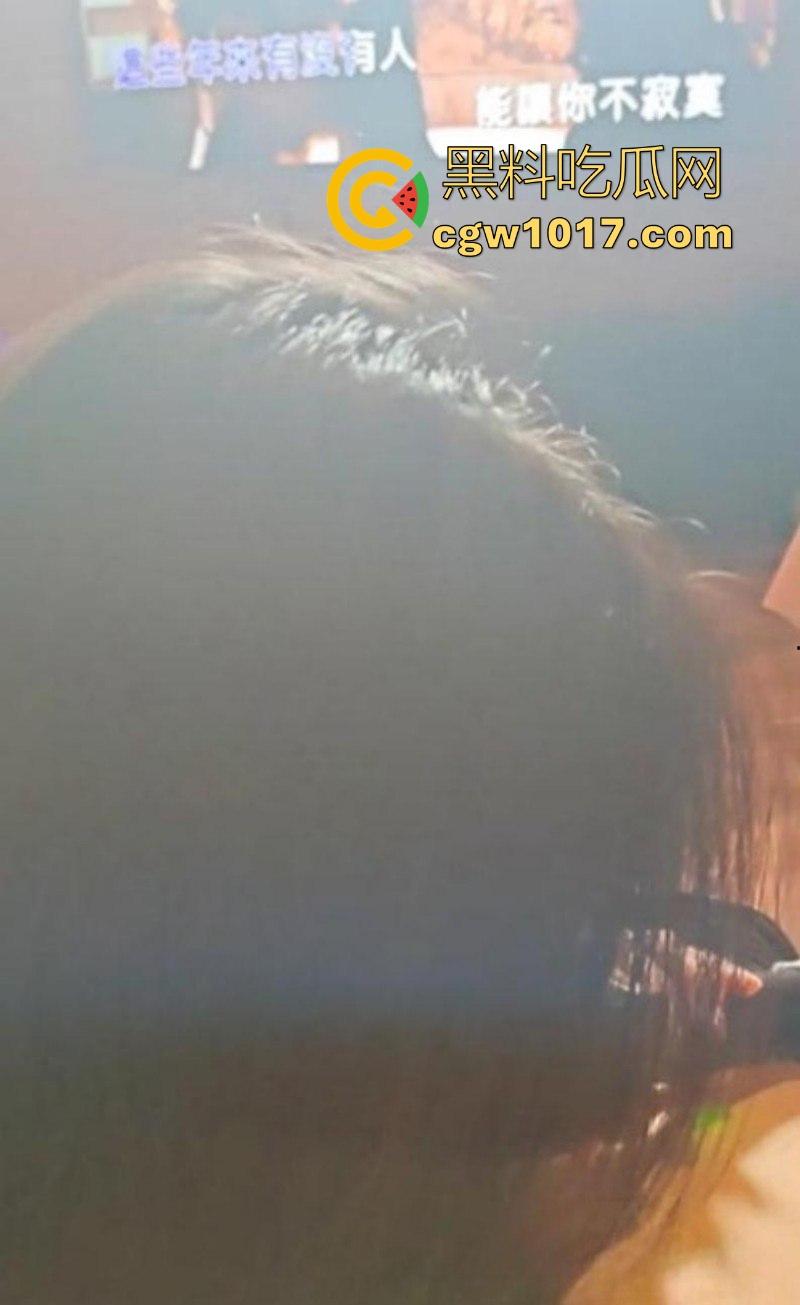 海角乱伦!与嫂子KTV包厢激情偷欢,性感白丝骑乘猛插,全裸开嗓边唱边操全程极度刺激!-10