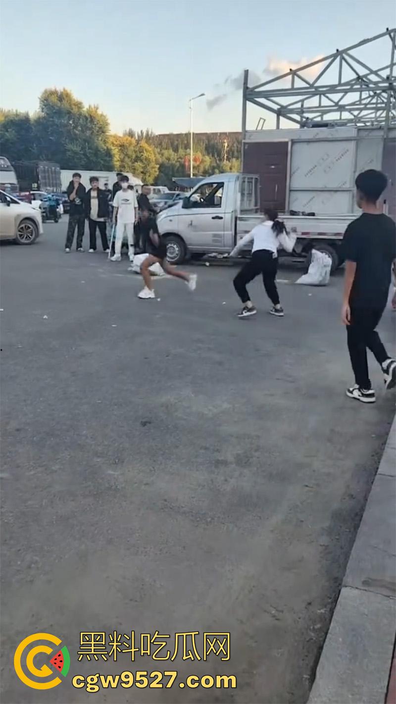 河南街头精神小妹，拿砍刀当街对拼，黑衣小妹气势汹汹，被砍后直接跑路，一群小伙围观！-4