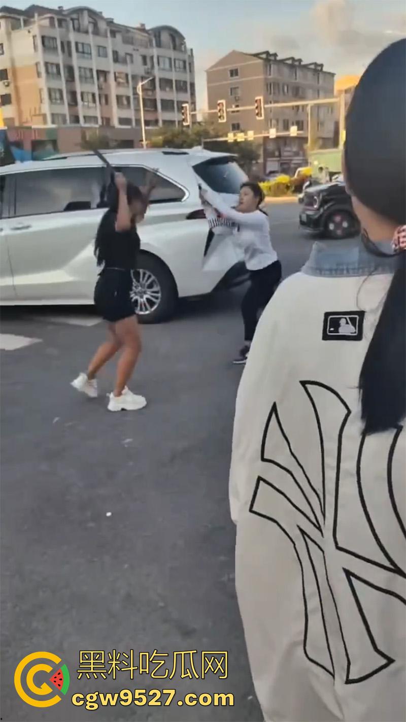 河南街头精神小妹，拿砍刀当街对拼，黑衣小妹气势汹汹，被砍后直接跑路，一群小伙围观！-5