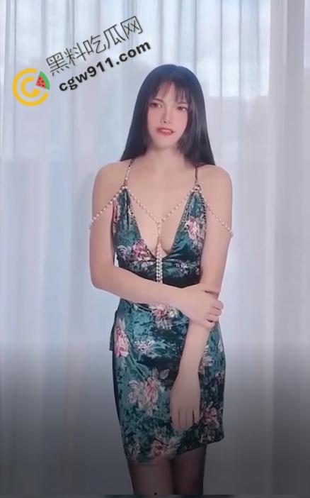 狂野大奶校花被淫荡摄影师诱惑,单男们疯狂失控,现场瞬间变成多人肉宴,极尽淫荡!-1