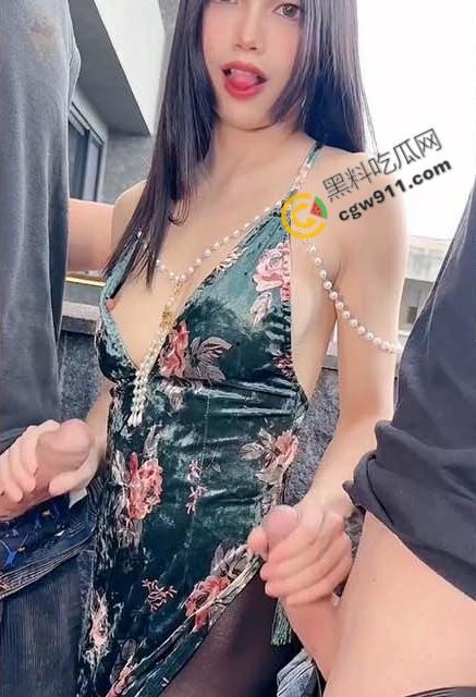 狂野大奶校花被淫荡摄影师诱惑,单男们疯狂失控,现场瞬间变成多人肉宴,极尽淫荡!-4