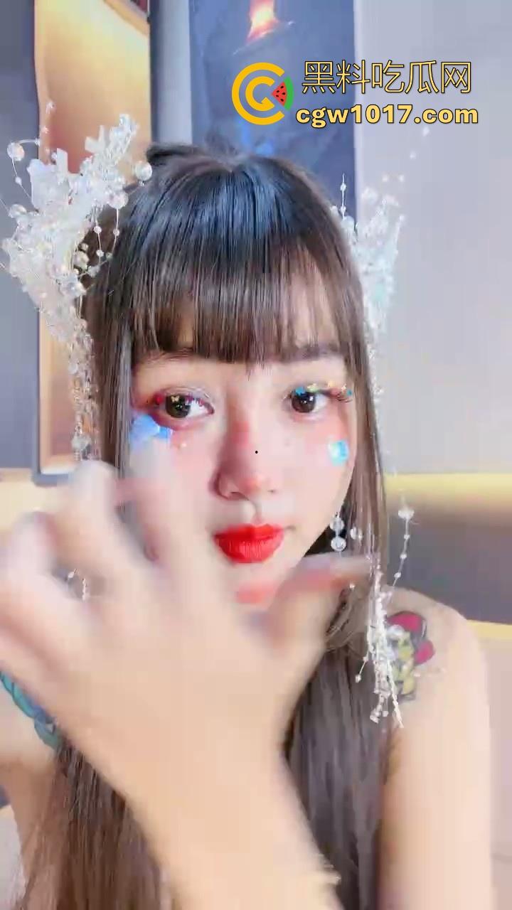 重口扩阴！【运动老师】直播拳交，巨大假鸡巴猛塞小穴，精神小妹的阴道巨大无比，看表情都塞习惯了！-1