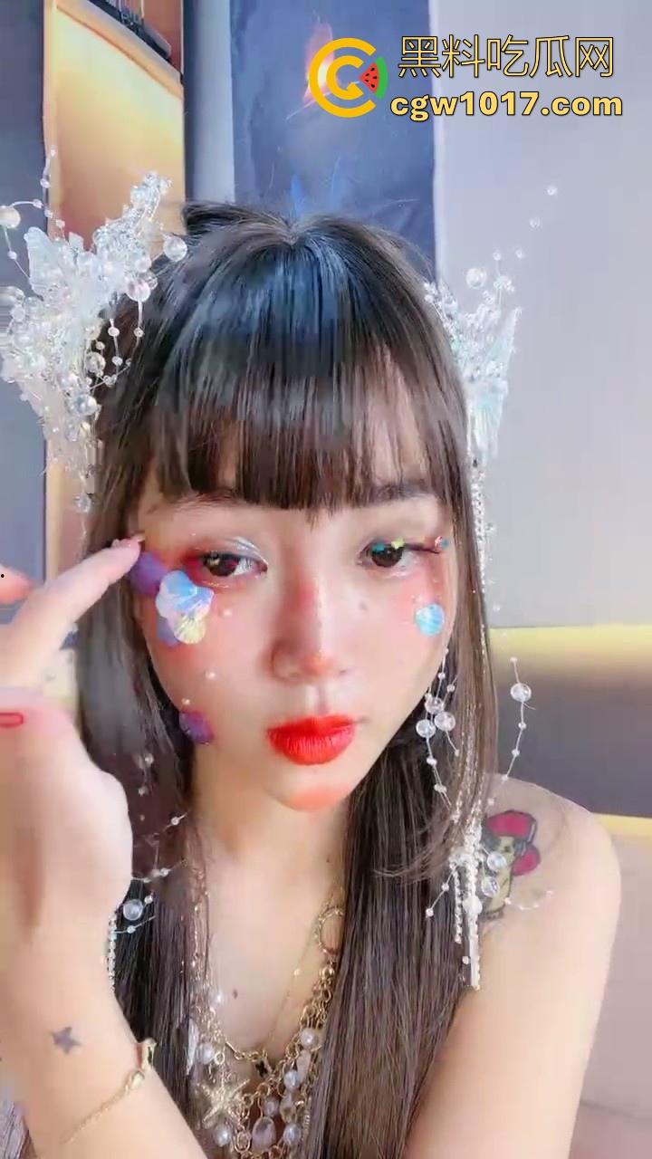 重口扩阴！【运动老师】直播拳交，巨大假鸡巴猛塞小穴，精神小妹的阴道巨大无比，看表情都塞习惯了！-2