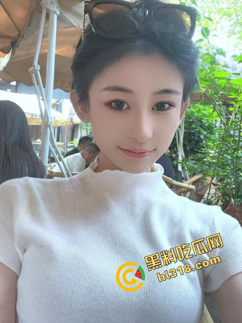 大奶纹身少妇偷情玩花样,床上让小伙边操边打电话给老公,娇喘偷情求别太猛,刺激的一批!-1