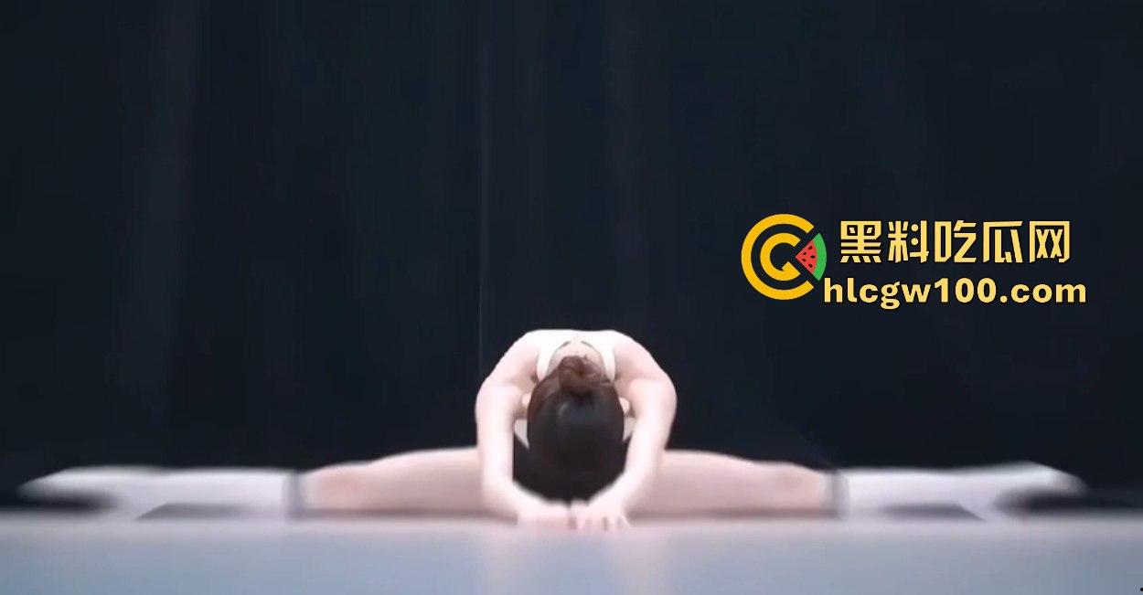 舞蹈妹妹一字马直接劈翻干爹,大长腿柔得跟蛇一样腿一开彩礼翻倍,舔狗看了直接秒,骚货绝活看完不硬算我输!-10