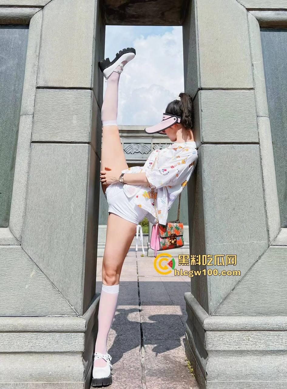 舞蹈妹妹一字马直接劈翻干爹,大长腿柔得跟蛇一样腿一开彩礼翻倍,舔狗看了直接秒,骚货绝活看完不硬算我输!-12