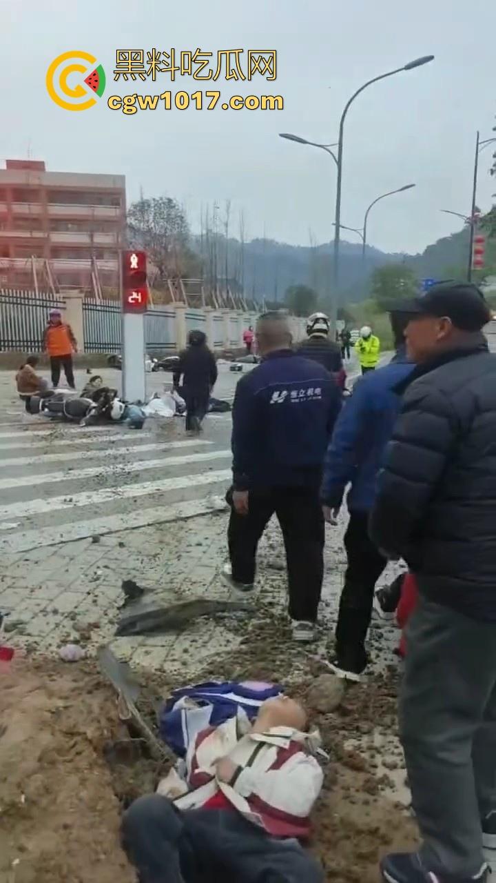 湖北十堰重庆路十几个学生被撞,学生在人行道上直接撞上来,现场伤亡惨重,又来个报复社会的,戾气真重!-7