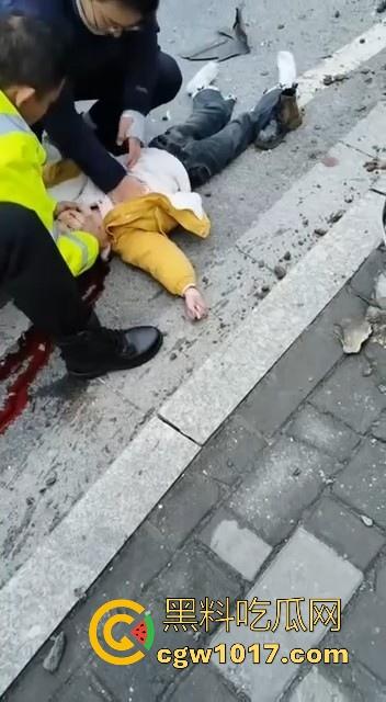 湖北十堰重庆路十几个学生被撞,学生在人行道上直接撞上来,现场伤亡惨重,又来个报复社会的,戾气真重!-10