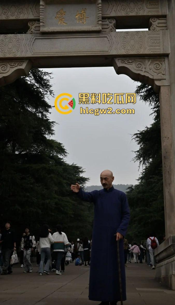 『蒋中正』复活在南京中山陵?男子COS得煞有其事,警察一来扭头就跑,黄埔精神呢?-5