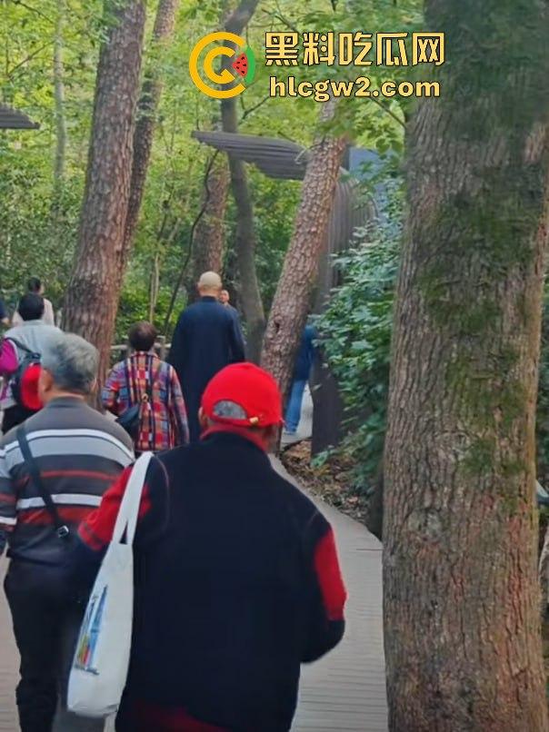 『蒋中正』复活在南京中山陵?男子COS得煞有其事,警察一来扭头就跑,黄埔精神呢?-6