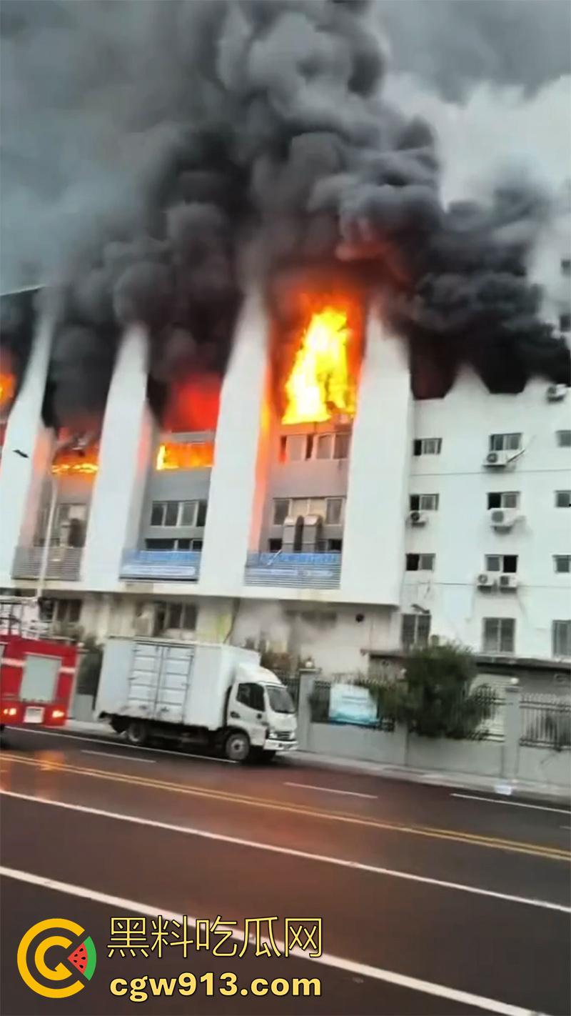 一根烟毁灭一栋楼！温州乐清盐盘工业园区，几名女工仓房抽烟，引发大火10多辆消防车都无法扑灭！-1
